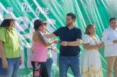 Luis Munguía entrega lentes gratuitos a las familias de La Floresta