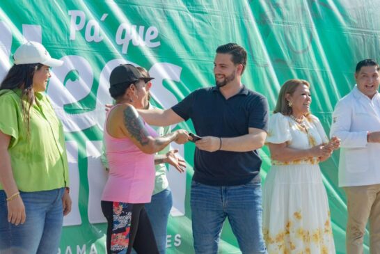 Luis Munguía entrega lentes gratuitos a las familias de La Floresta