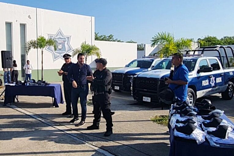 Luis Munguía en entrega de nuevas patrullas a Vallarta