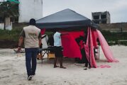 Carpas, sombrillas y mesas salen de Playa Careyeros tras operativo de Profepa