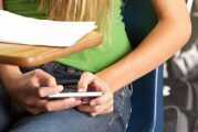 Gobierno de México y maestros discutirán cómo regular celulares en las escuelas