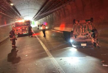 Volcadura dentro de un túnel moviliza a Bomberos en Puerto Vallarta