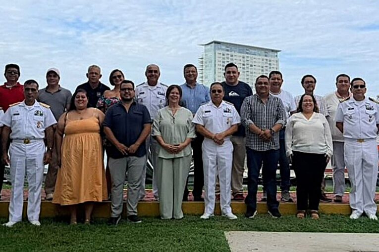 Periodistas con personal naval
