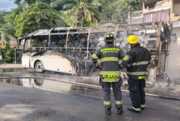 Incendio de autobús moviliza a Bomberos en el Libramiento Luis Donaldo Colosio