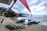 Protección Civil mantiene bandera roja en playas de Puerto Vallarta por oleaje elevado