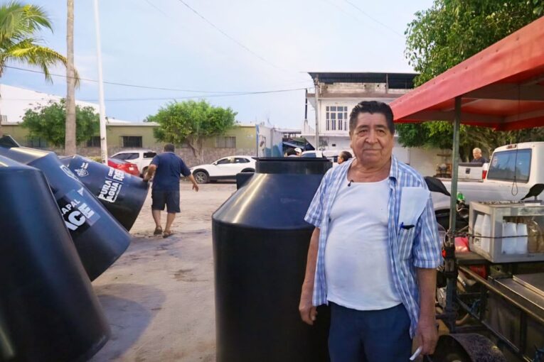 Ciudadano con tinaco gratuito en Las Palmas