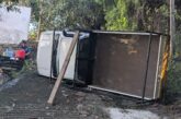 Camioneta patina al subir pendiente y termina volcada en Puerto Vallarta