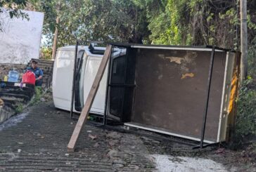Camioneta patina al subir pendiente y termina volcada en Puerto Vallarta