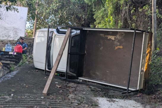 Camioneta patina al subir pendiente y termina volcada en Puerto Vallarta