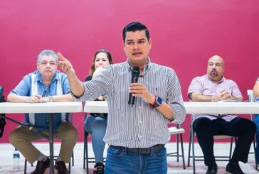 Escucha Carlos Ruiz a vecinos de Versalles y asume compromisos