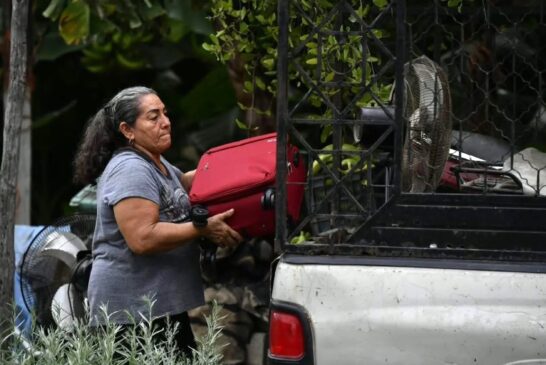 Evacúan a población vulnerable de Cihuatlán ante la llegada de 