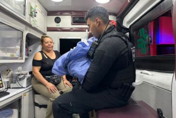 Mujer da a luz en un auto de plataforma y policías reciben al bebé en carretera Guadalajara-Chapala