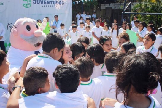 Encabeza Arquitecto Munguía Feria de la Salud en secundaria # 105