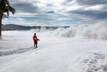 Persisten banderas rojas en todas las playas de Puerto Vallarta por oleaje elevado