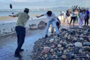Gobierno Municipal retira piedras y arena del Malecón II