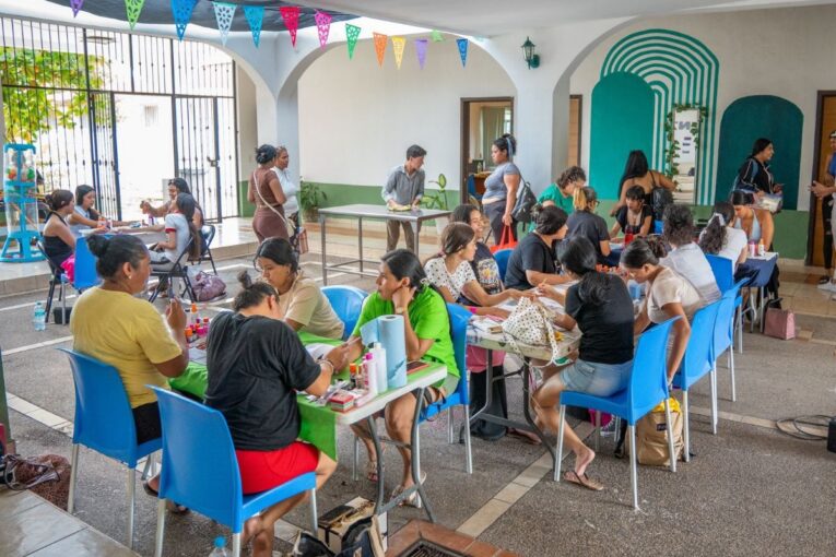 Personas en talleres gratuitos en Vallarta